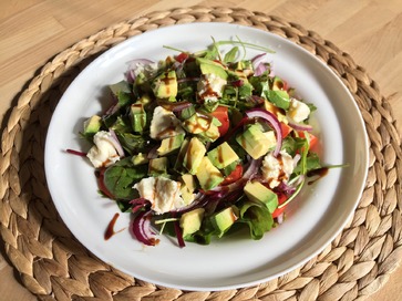 Bryndza-avocado salad